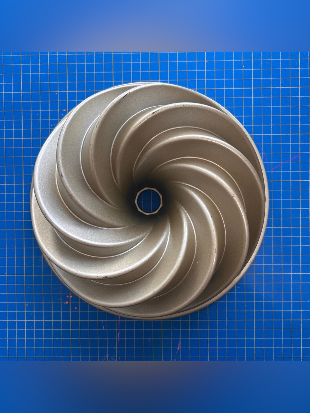 Nordic Ware Heritage Bundt Cake Pan Cast Aluminum 10 Cup Swirl